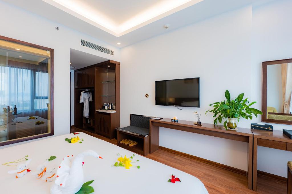 TV/trung tâm giải trí tại Hạ Long New Century Hotel