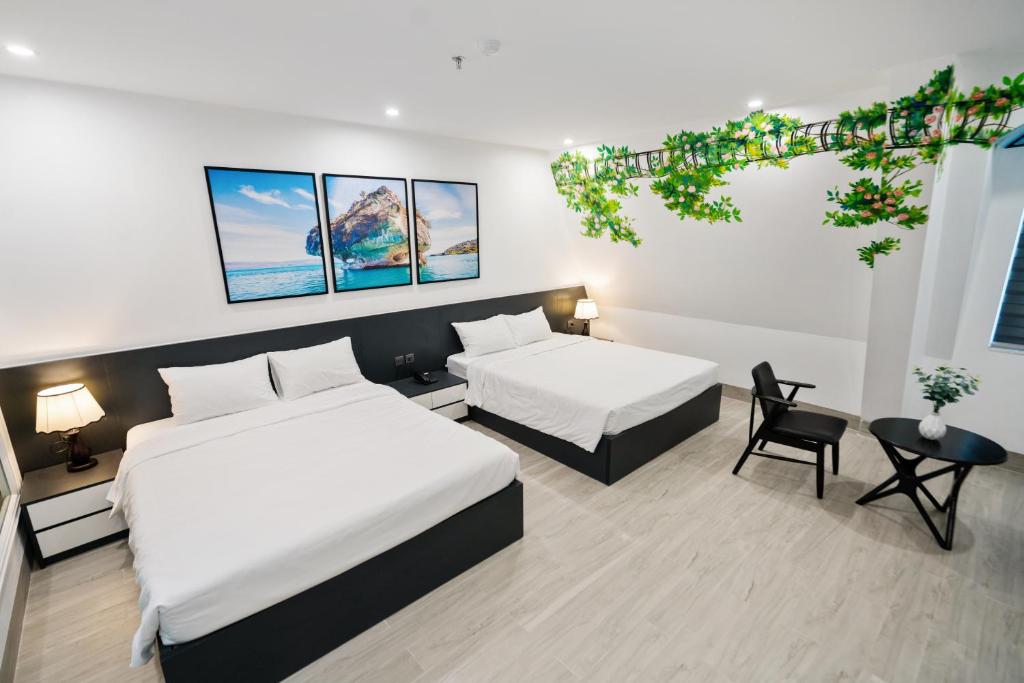 Giường trong phòng chung tại The Enchanted Ha Long Hotel