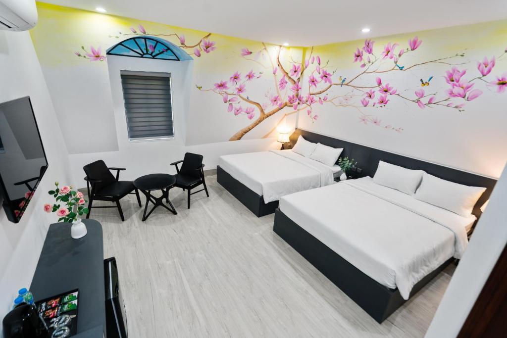 Giường trong phòng chung tại The Enchanted Ha Long Hotel