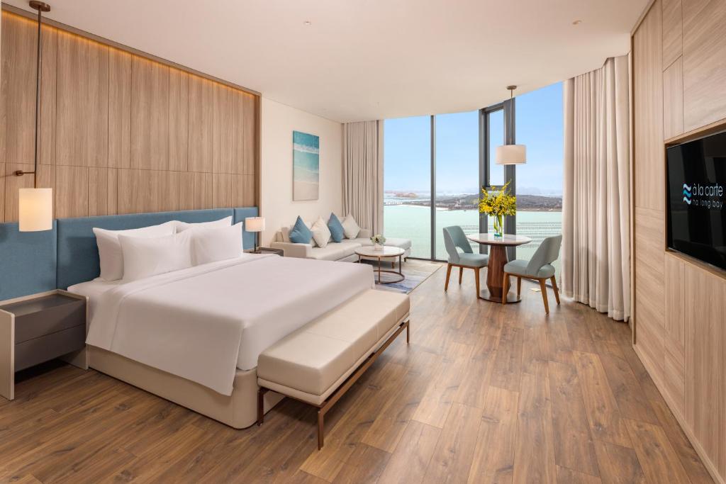 Giường trong phòng chung tại A La Carte Ha Long Bay Managed by TASECO