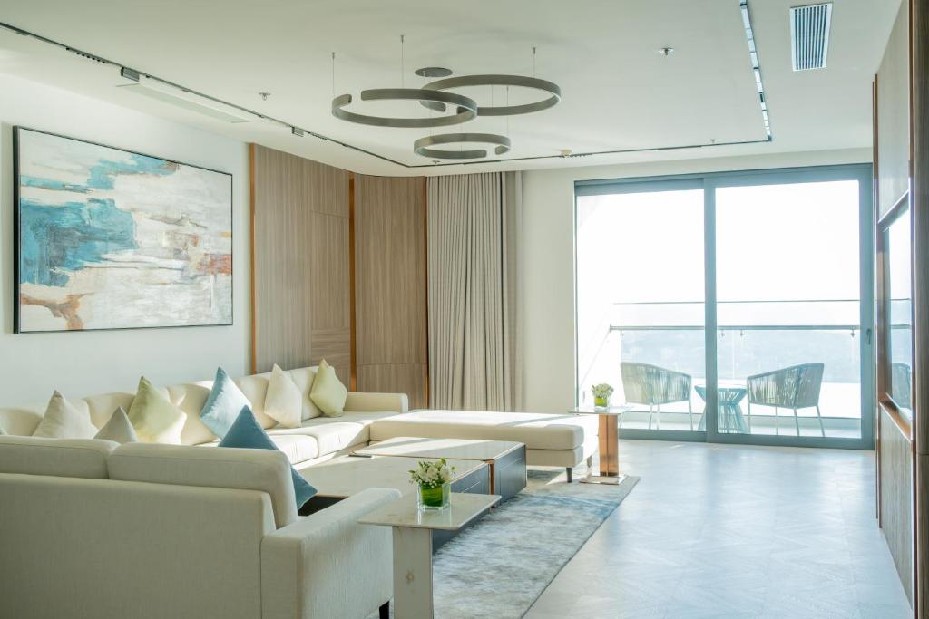 Khu vực ghế ngồi tại A La Carte Ha Long Bay Managed by TASECO