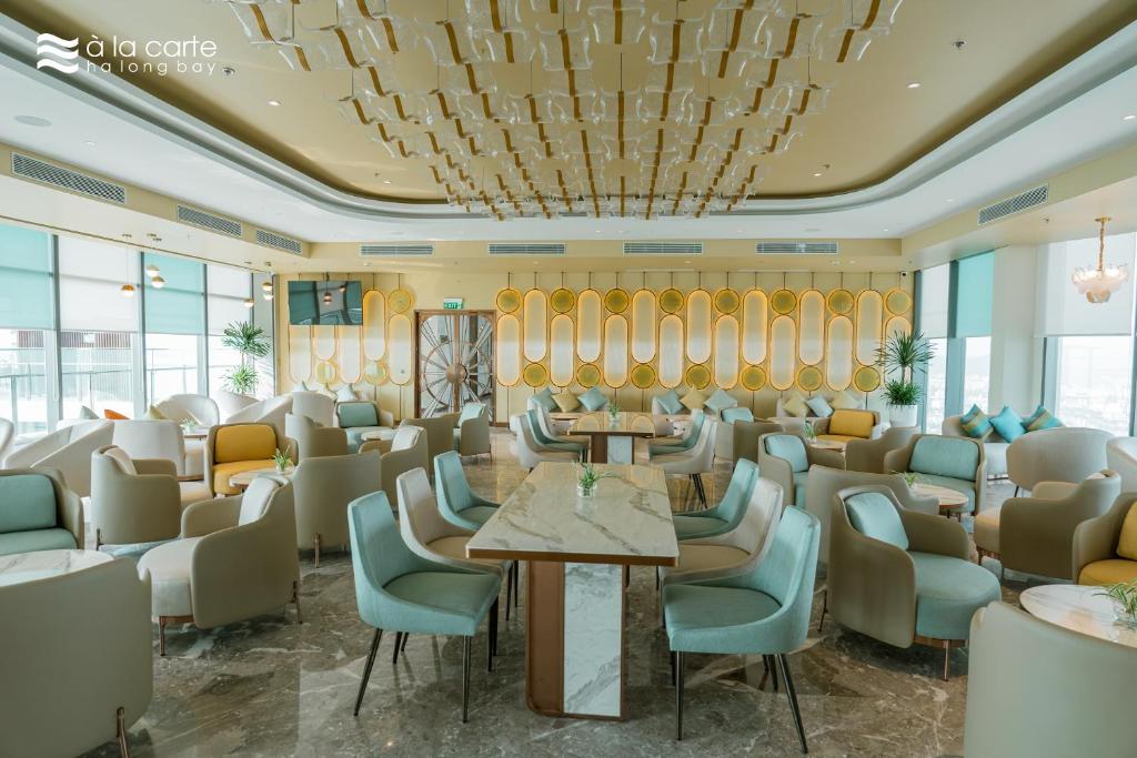 Khu vực ghế ngồi tại A La Carte Ha Long Bay Managed by TASECO