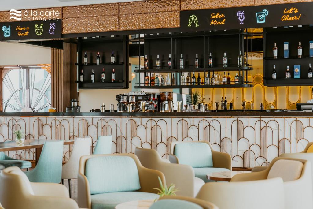 Khu vực lounge/bar tại A La Carte Ha Long Bay Residence