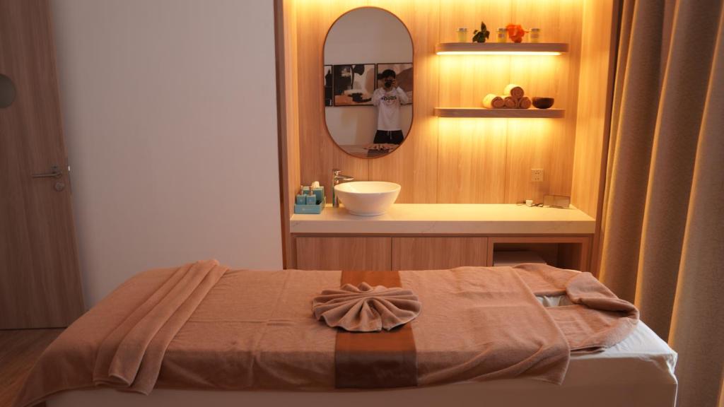 Giường trong phòng chung tại Anstay Residence by A La Carte Hạ Long