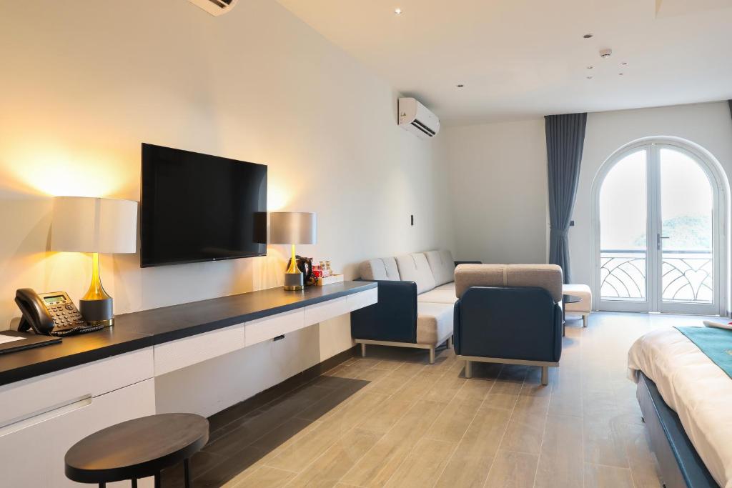 TV/trung tâm giải trí tại Ao Tien Harbour Boutique Hotel