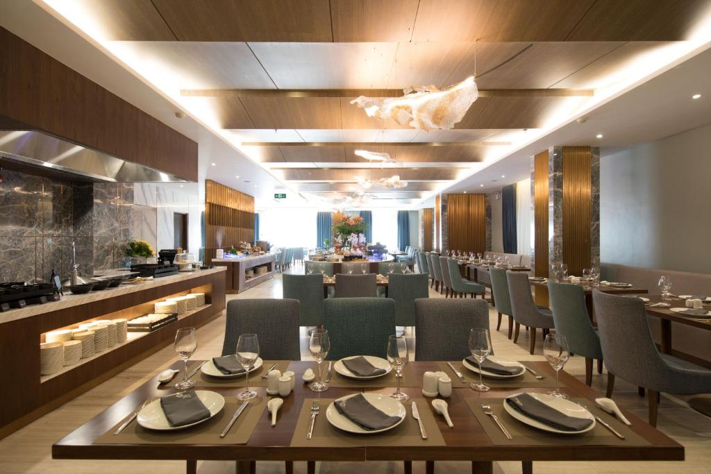 Khu vực ghế ngồi tại D'Lecia Ha Long Hotel