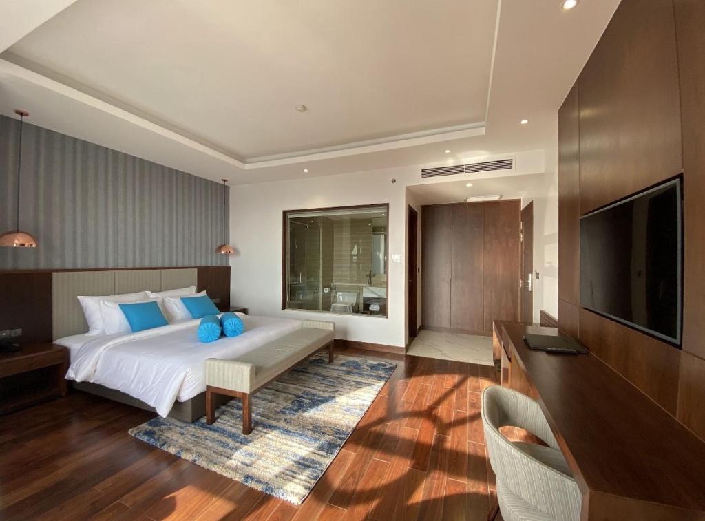 Giường trong phòng chung tại D'Lecia Ha Long Hotel