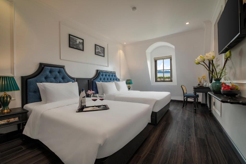 Giường trong phòng chung tại Ha Long Essence Hotel