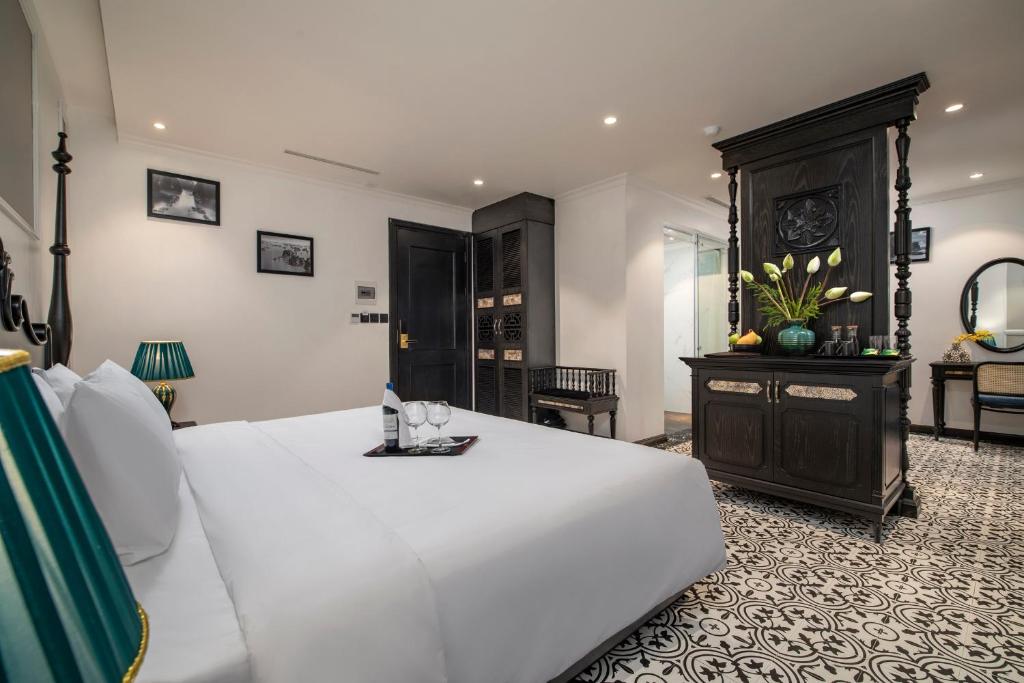 Giường trong phòng chung tại Ha Long Essence Hotel