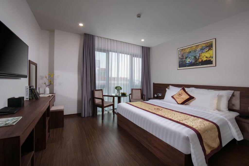 Giường trong phòng chung tại Halios Hotel Halong