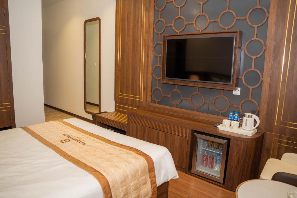 Giường trong phòng chung tại Harmony HaLong Hotel