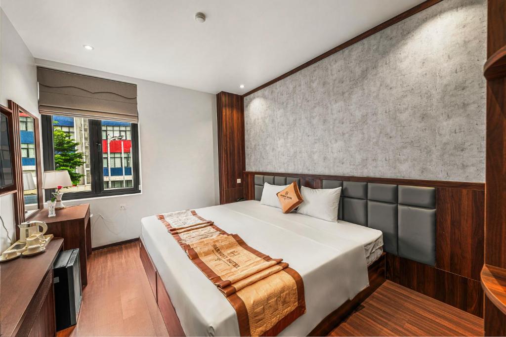 Giường trong phòng chung tại Harmony HaLong Hotel