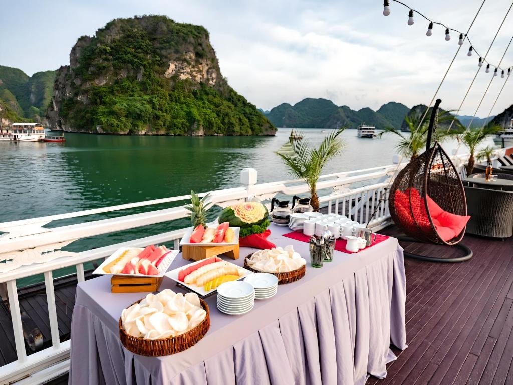 Phong cảnh thiên nhiên gần thuyền