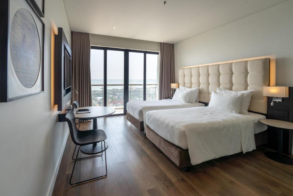 Giường trong phòng chung tại Hotel Soleil Ha Long, Trademark Collection by Wyndham