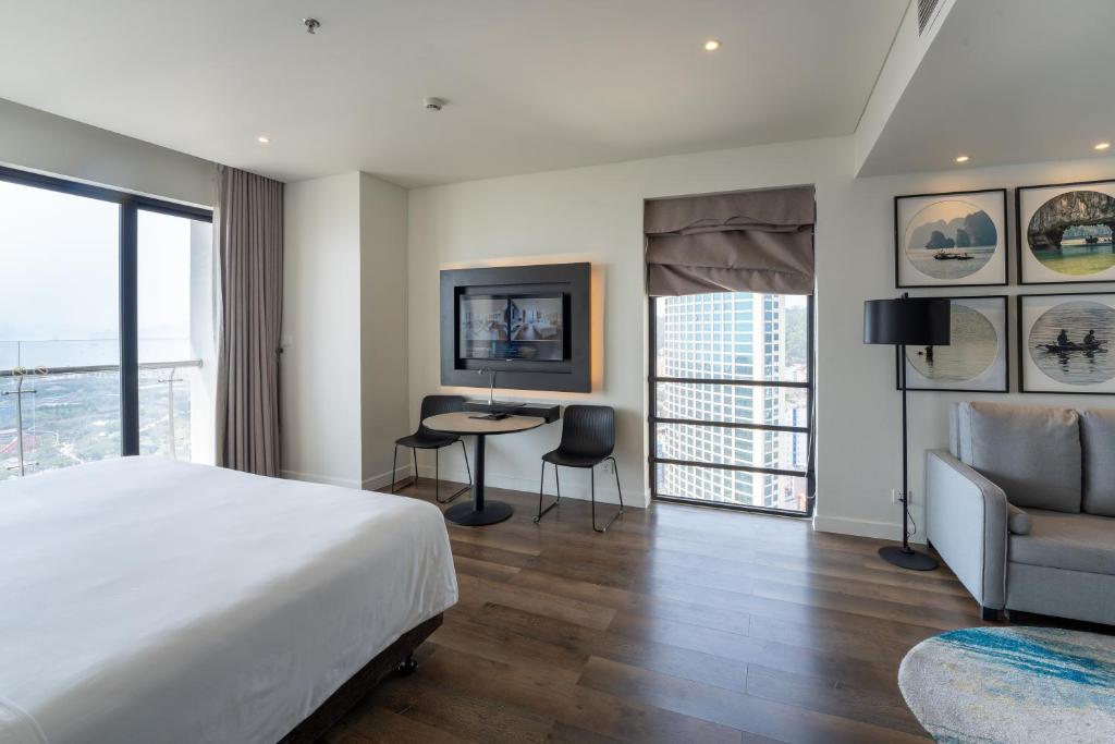 TV/trung tâm giải trí tại Hotel Soleil Ha Long, Trademark Collection by Wyndham