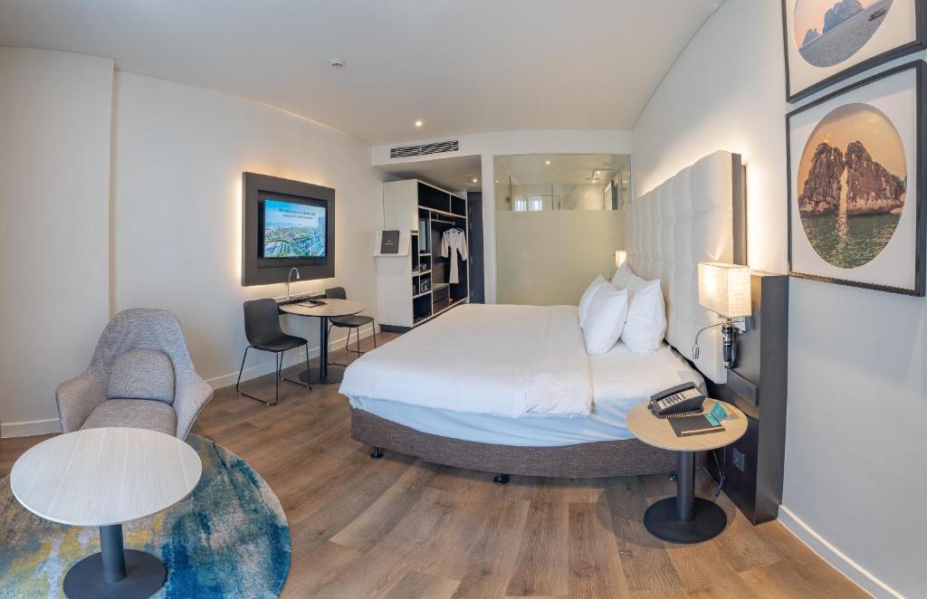 Giường trong phòng chung tại Hotel Soleil Ha Long, Trademark Collection by Wyndham