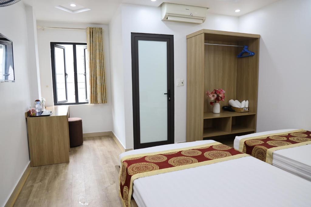 Giường trong phòng chung tại Hùng Vương Hotel Hạ Long