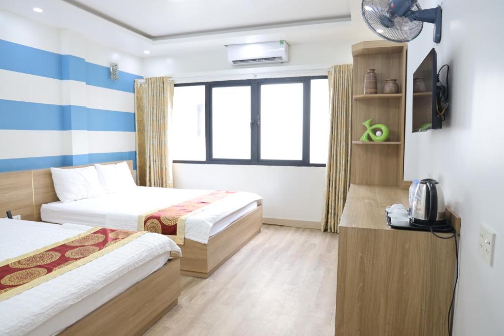 Giường trong phòng chung tại Hùng Vương Hotel Hạ Long