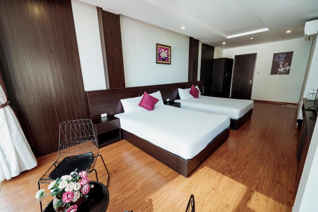 Giường trong phòng chung tại Ivy Hotel