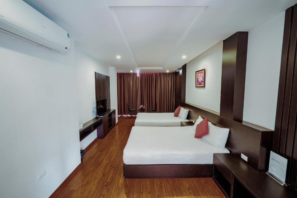 Giường trong phòng chung tại Ivy Hotel