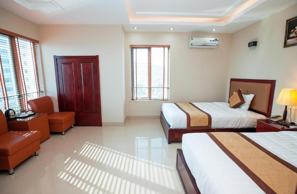 Giường trong phòng chung tại Kenny Hotel Ha Long