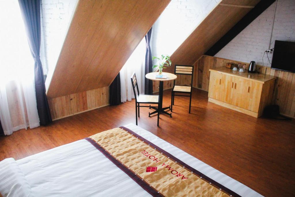 Giường trong phòng chung tại AROMA Ha Long Hotel