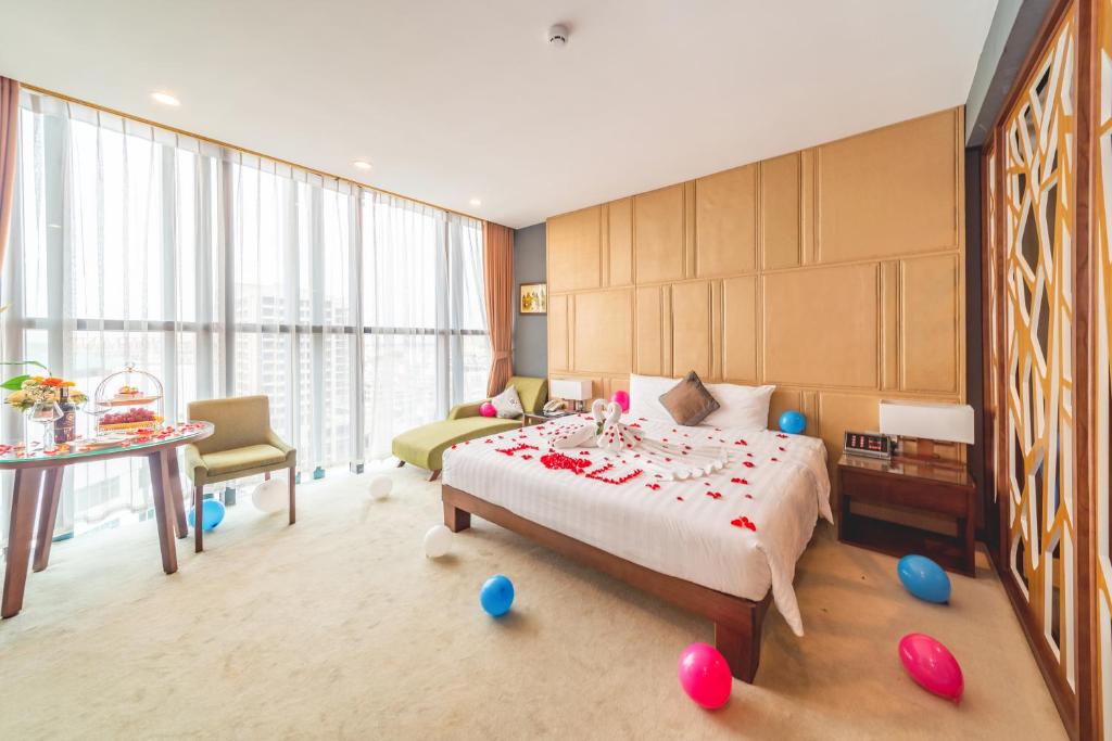 Giường trong phòng chung tại Bien Bac Hotel