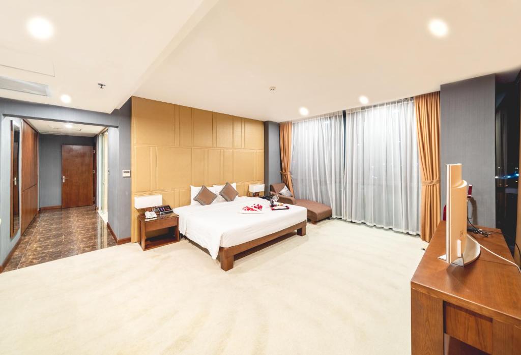 Giường trong phòng chung tại Bien Bac Hotel