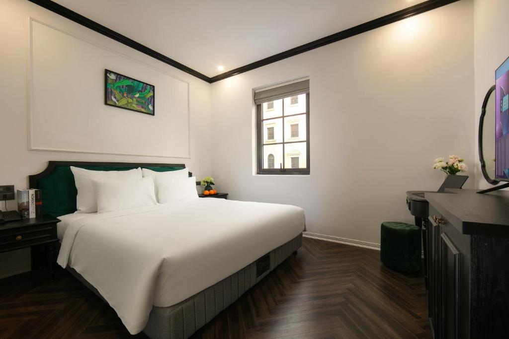 Giường trong phòng chung tại Elegant Boutique Hotel Ha Long