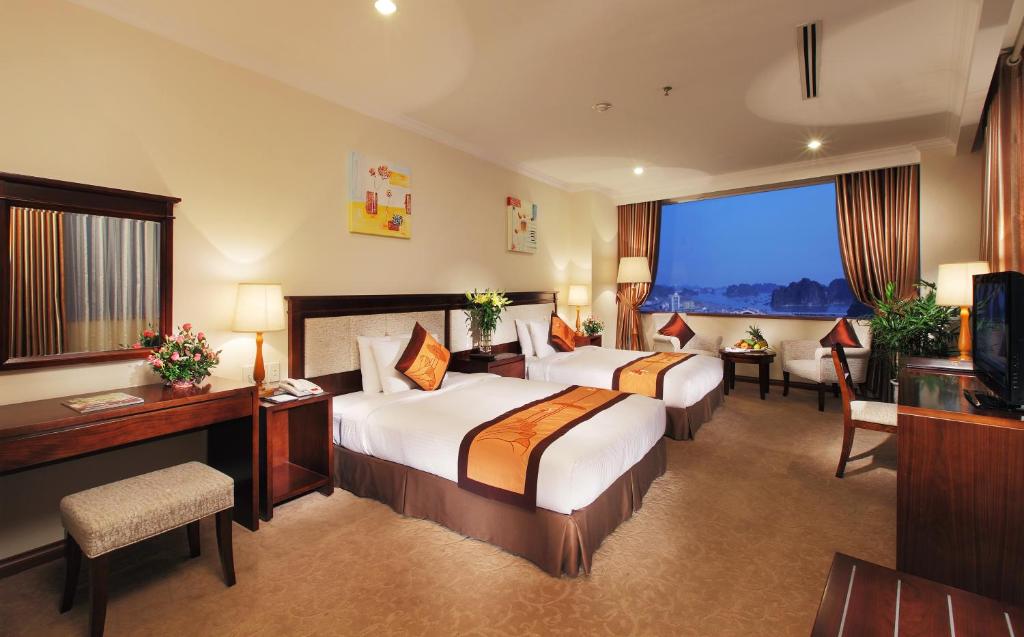 Giường trong phòng chung tại Ha Long DC Hotel