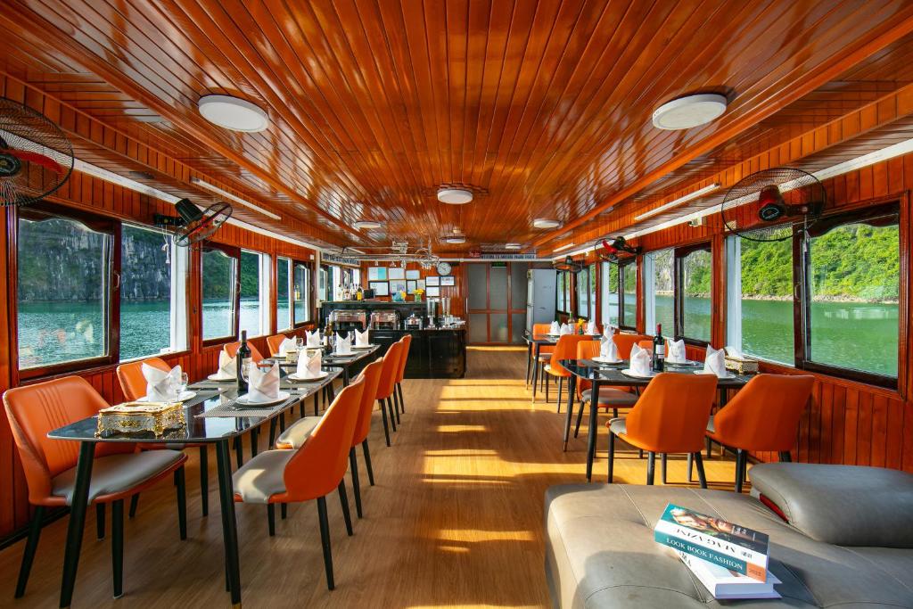 Khu vực ghế ngồi tại Halong Fantasea Cruise