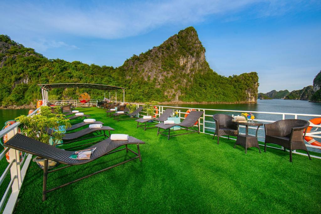 Phong cảnh thiên nhiên gần du thuyền