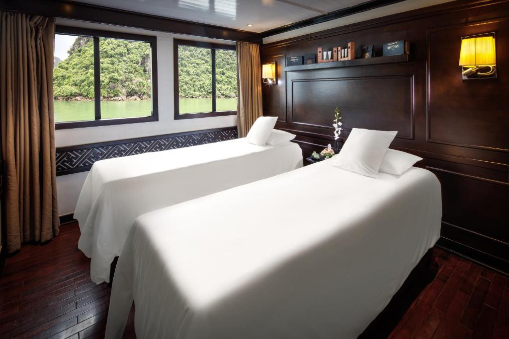 Giường trong phòng chung tại Paradise Sails Cruise