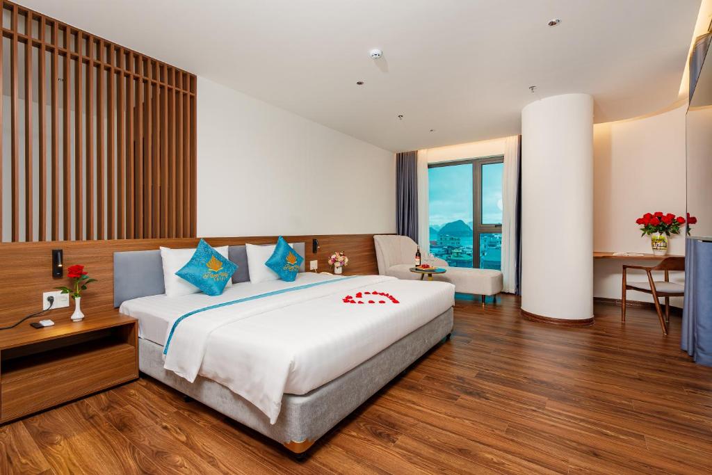 Giường trong phòng chung tại River Way Hotel Ha Long