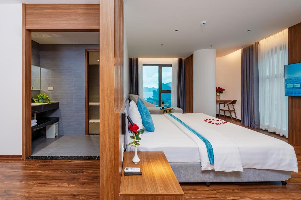 Giường trong phòng chung tại River Way Hotel Ha Long