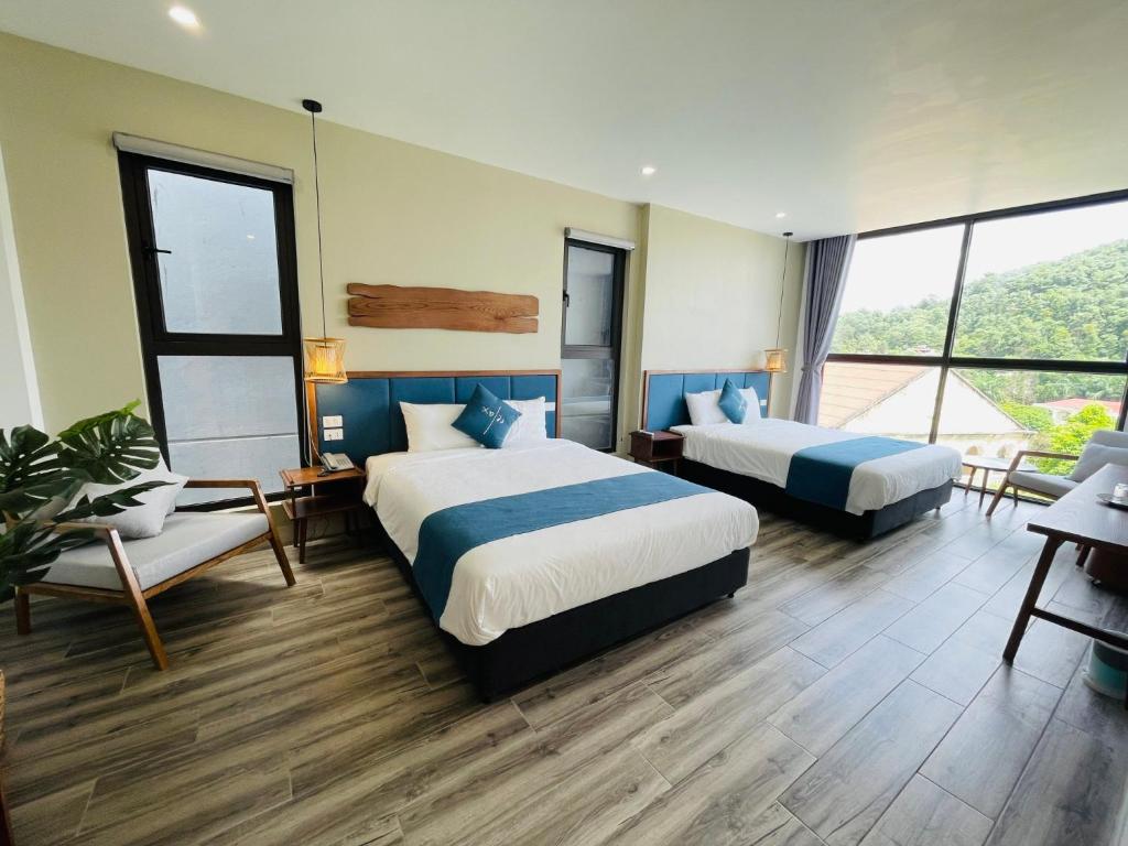 Giường trong phòng chung tại The Light Hotel