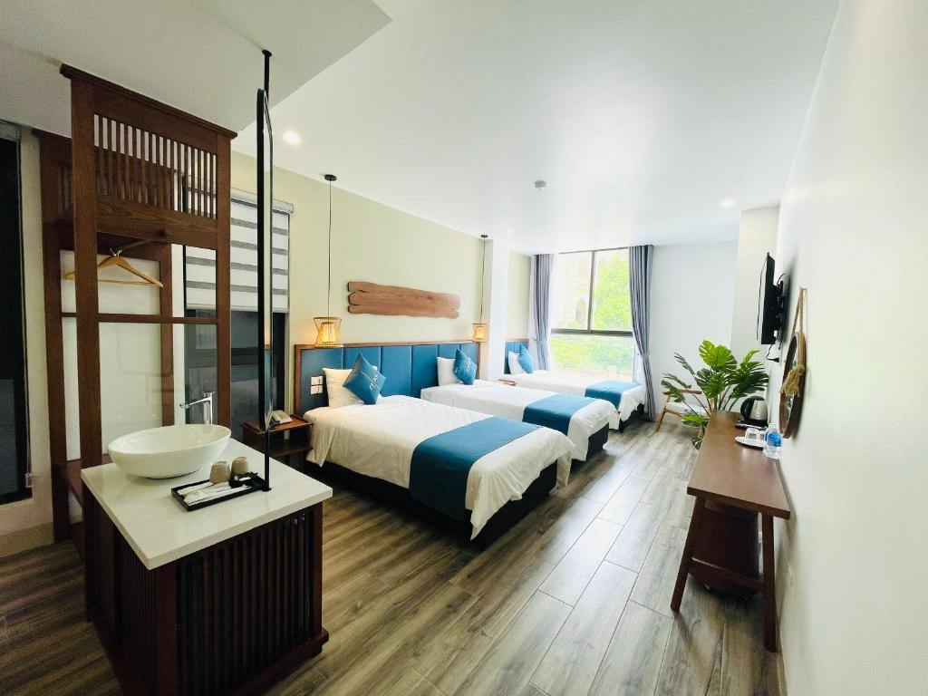 Giường trong phòng chung tại The Light Hotel