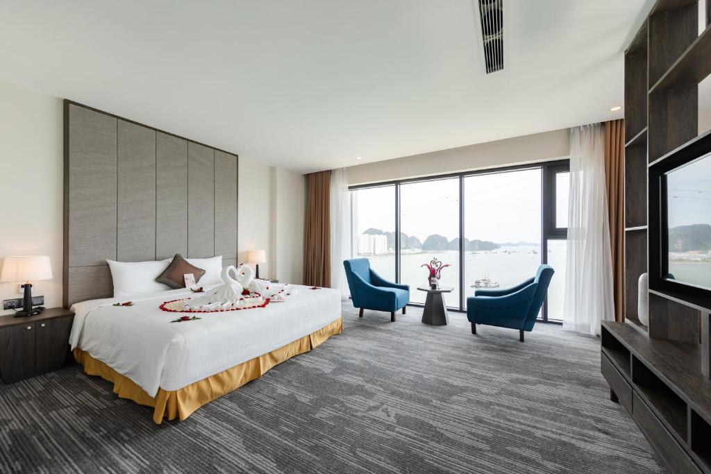 Giường trong phòng chung tại Muong Thanh Grand Bai Chay