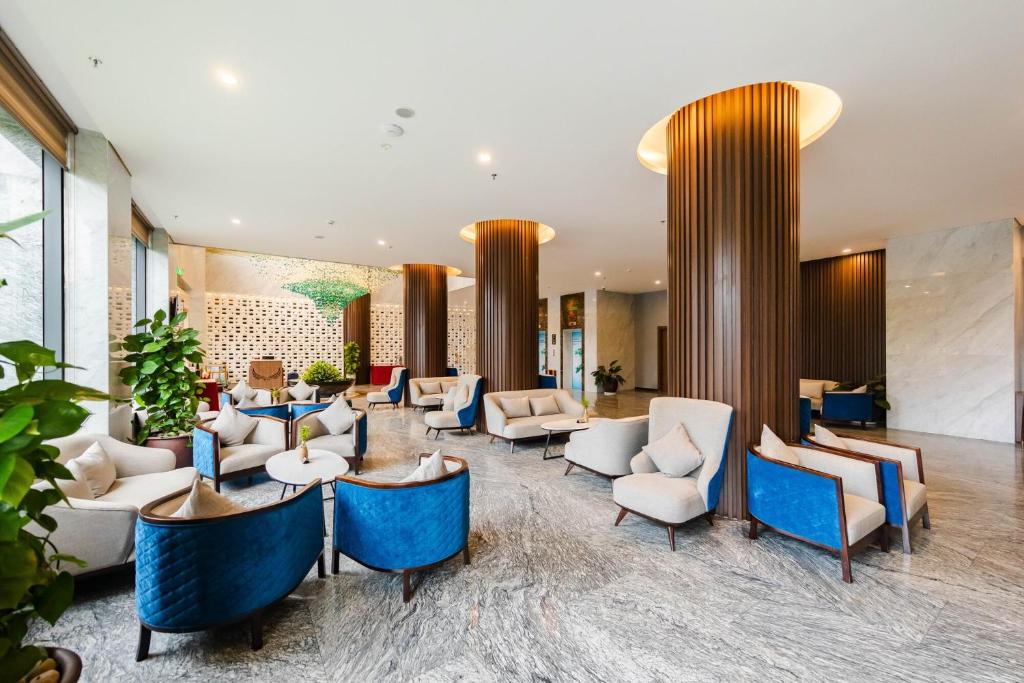 Khu vực ghế ngồi tại Mường Thanh Holiday Suối Mơ Hạ Long