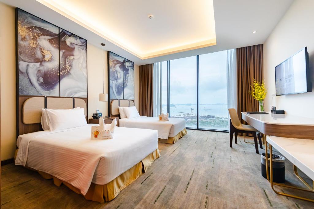 Giường trong phòng chung tại Muong Thanh Luxury Ha Long Centre Hotel