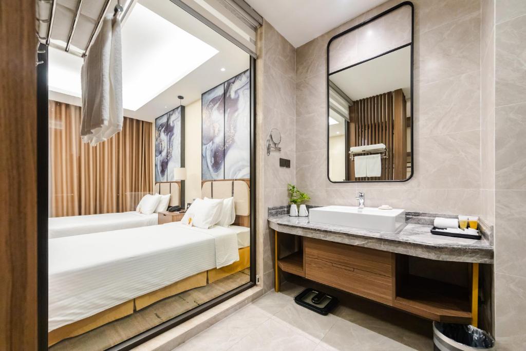 Giường trong phòng chung tại Muong Thanh Luxury Ha Long Centre Hotel