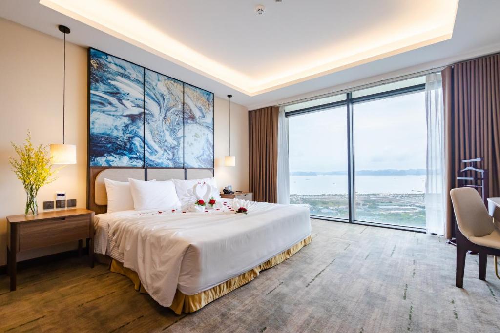 Giường trong phòng chung tại Muong Thanh Luxury Ha Long Centre Hotel