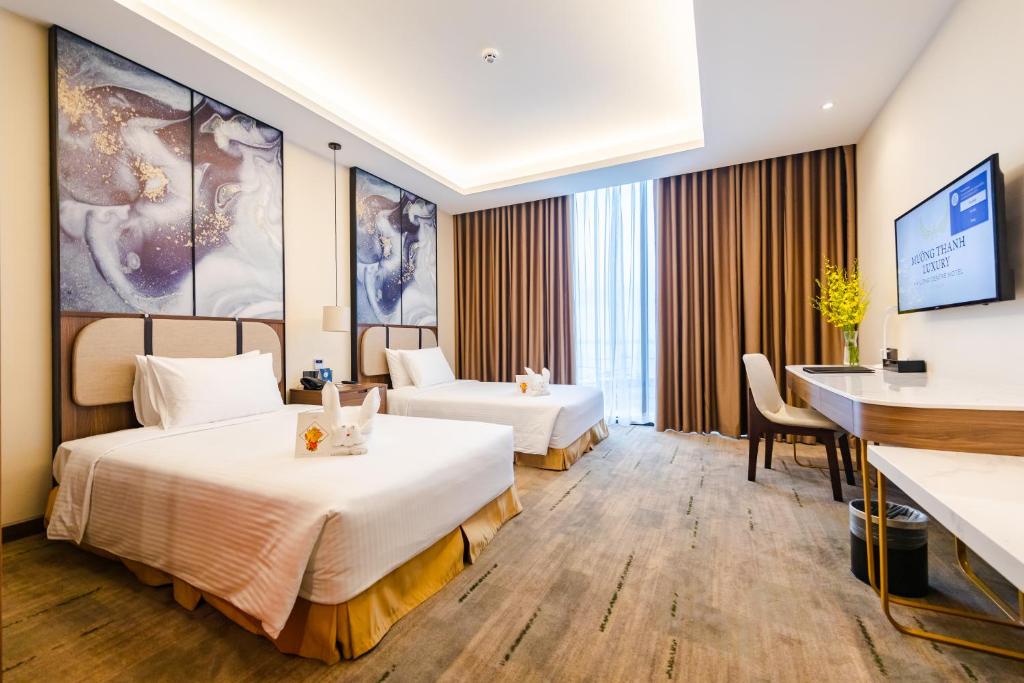 Giường trong phòng chung tại Muong Thanh Luxury Ha Long Centre Hotel