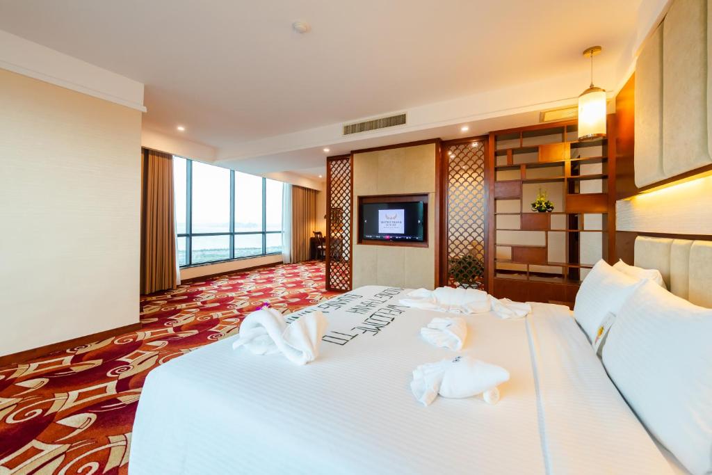 Giường trong phòng chung tại Muong Thanh Luxury Quang Ninh Hotel