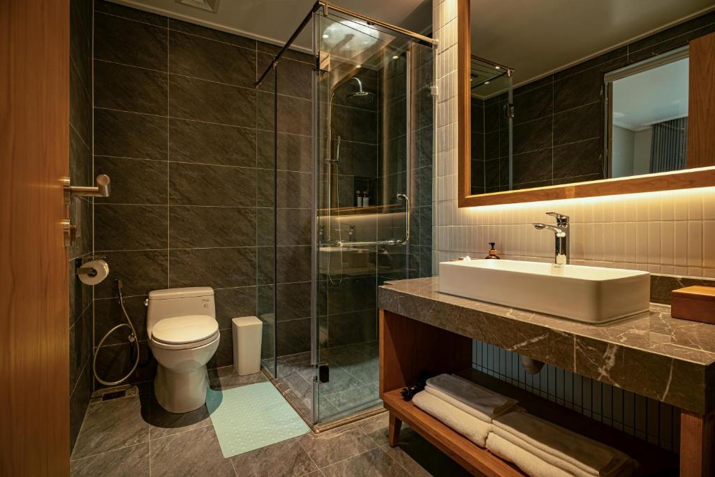 Phòng tắm tại Nam Dat Hotel by D'Lecia Ha Long