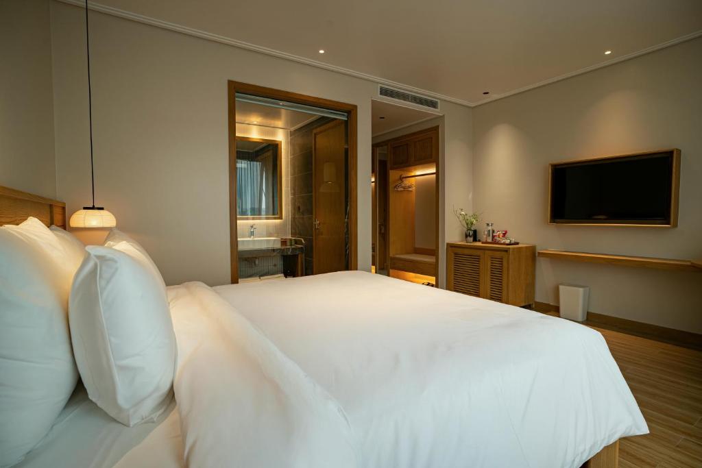 Giường trong phòng chung tại Nam Dat Hotel by D'Lecia Ha Long