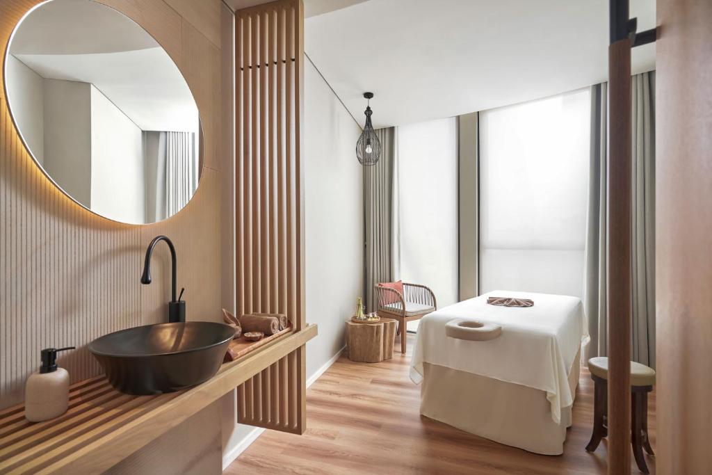 Giường trong phòng chung tại The Yacht Hotel by DC