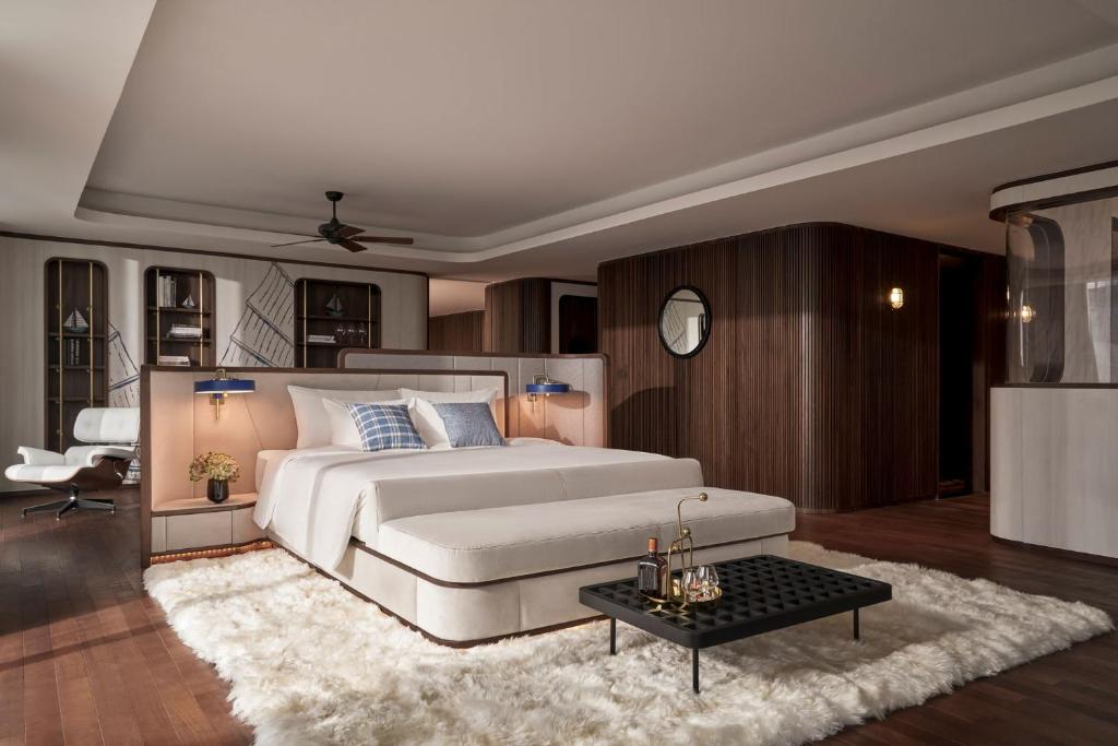 Giường trong phòng chung tại The Yacht Hotel by DC