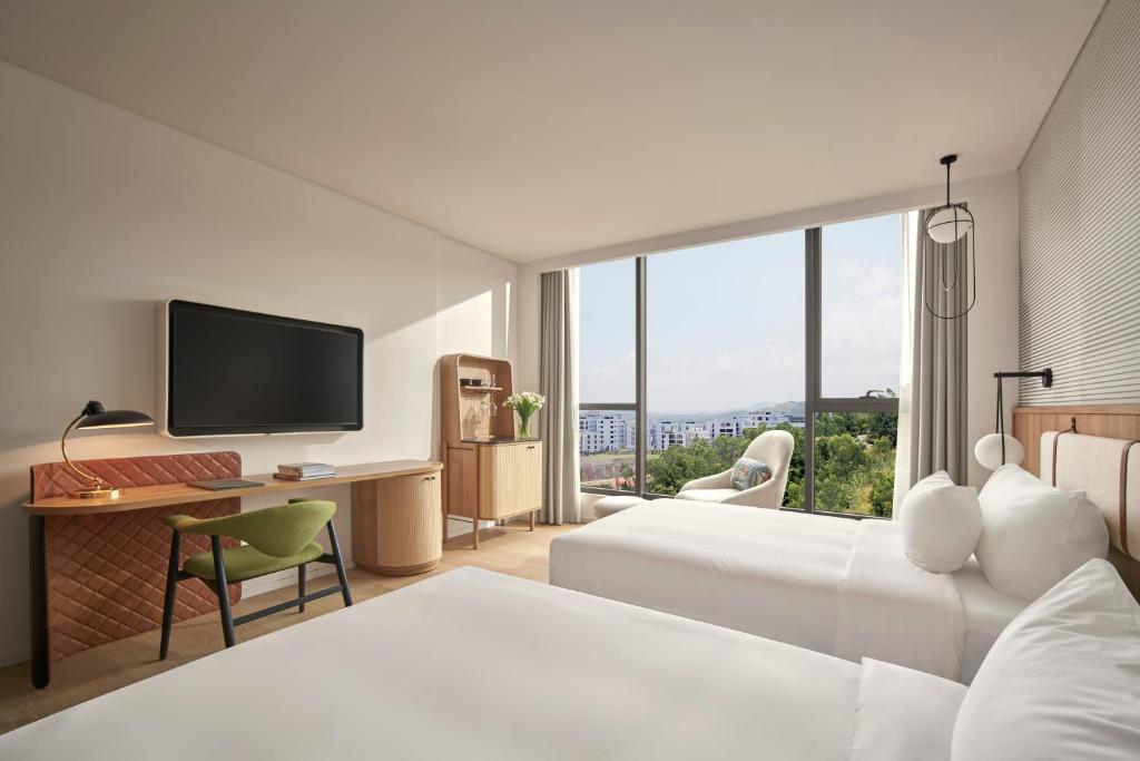 Giường trong phòng chung tại The Yacht Hotel by DC