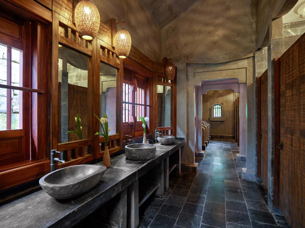 Phòng tắm tại Làng Nương Yên Tử (Yên Tử Village)